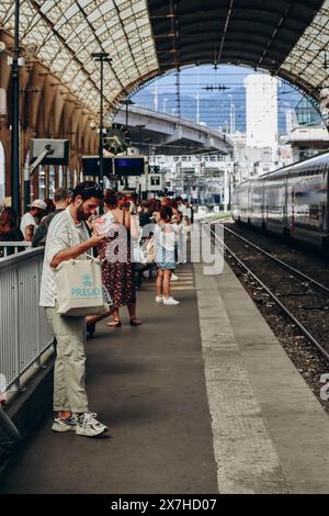 Nizza, Frankreich - 30. Juni 2023: Bahnhof Nizza, Leute auf dem Bahnsteig warten auf den Zug Stockfoto