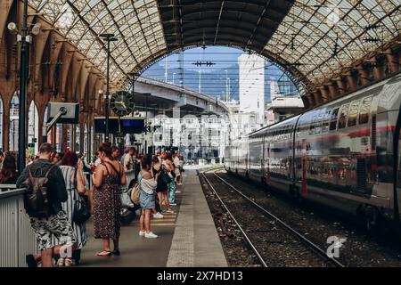 Nizza, Frankreich - 30. Juni 2023: Bahnhof Nizza, Leute auf dem Bahnsteig warten auf den Zug Stockfoto