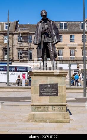 Sherlock Holmes Statue am Picardy Place wurde vor einigen Jahren renoviert und befindet sich heute in dieser prominenten Position in Edinburgh, Schottland, Großbritannien Stockfoto