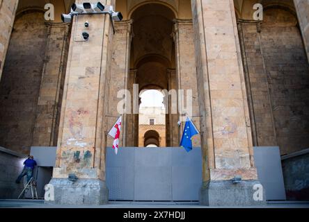 Tiflis, Georgien. Mai 2024, Tiflis, Georgien. Im Parlament von Georgien werden Barrikaden errichtet, um die bevorstehenden Proteste vorzubereiten. Credit: Jay Kogler/Alamy Live News Credit: Jay Kogler/Alamy Live News Stockfoto