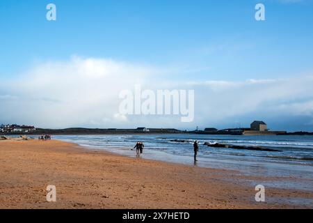 Leute, die einen Spaziergang am Elie Beach an einem Winternachmittag genießen Stockfoto