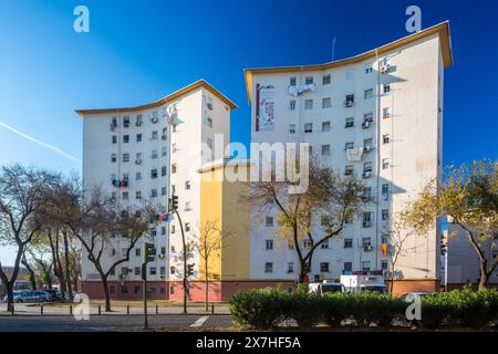 Ein Blick in die Vergangenheit Sevillas mit einem Wohnblock aus den 1950er Jahren im Stadtteil El Tardón von Triana. Stockfoto