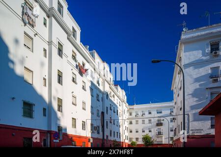 Klassisches Sozialwohnhaus aus den 1950er Jahren im Stadtteil Tardón in Sevilla, das die städtische Entwicklung der Nachkriegszeit widerspiegelt. Stockfoto