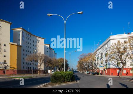 Ein Blick in die Vergangenheit Sevillas mit einem Wohnblock aus den 1950er Jahren im Stadtteil El Tardón von Triana. Stockfoto