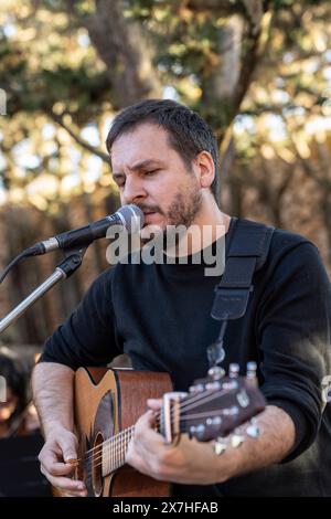 Pau Alabajos singt Vicent Andrés Estellés, Kirche Sant Blai, Campos, Mallorca, Spanien Stockfoto