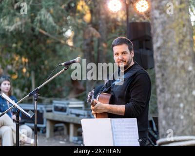 Pau Alabajos singt Vicent Andrés Estellés, Kirche Sant Blai, Campos, Mallorca, Spanien Stockfoto