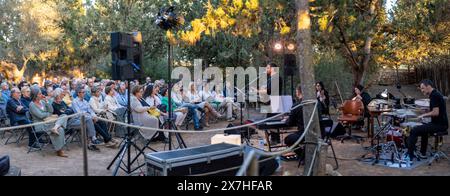 Pau Alabajos singt Vicent Andrés Estellés, Kirche Sant Blai, Campos, Mallorca, Spanien Stockfoto