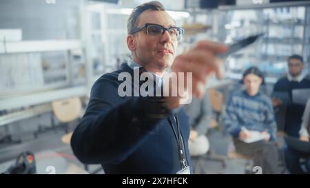 Ein Lehrer denkt darüber nach, komplexe mathematische Probleme mit der Formel zu lösen, die während des Vorlesens mit verschiedenen Studenten auf dem transparenten Brett geschrieben wurde. Konzept der Technischen Universität. Point of View. Stockfoto