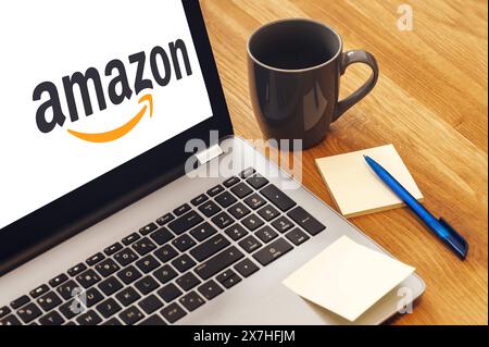 20. Mai 2024: Laptop auf dem Schreibtisch mit dem Amazon-Logo auf dem Bildschirm. FOTOMONTAGE *** Laptop Computer auf Schreibtisch mit dem Amazon Logo auf dem Bildschirm. FOTOMONTAGE Stockfoto