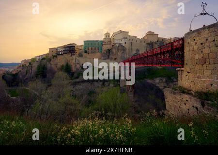 Sonnenuntergang am bekannten „Casas Colgadas“ von Cuenca (Spanien) Stockfoto