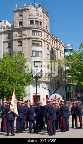 Soldaten warten darauf, eine militärische Präsentation der Königlichen Garde vor der Kathedrale Plaza Asunción Santander Cantabria Spanien am 11. Mai 2024 zu starten Stockfoto