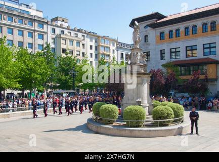 Militärische Präsentation von Füsilieren der Königlichen Garde vor der Kathedrale Plaza Asunción Santander Cantabria Spanien 11. Mai 2024 Stockfoto