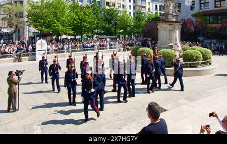 Militärische Präsentation von Füsilieren der Königlichen Garde vor der Kathedrale Plaza Asunción Santander Cantabria Spanien 11. Mai 2024 Stockfoto