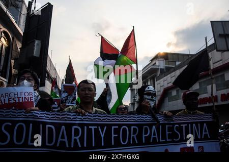 Bandung, Indonesien. Mai 2024. Pro-palästinensische Demonstranten gehen auf einem langen marsch zum 76. Jahrestag der Nakba in Bandung, West-Java, Indonesien, am 19. Mai 2024. Palästinensische Demonstranten, die Mitglieder der Bandung Solidarity for Palestine sind, haben sich ebenfalls dafür ausgesprochen, den Völkermord Israels an Palästinensern in Gaza und Rafah zu stoppen. (Foto: Dimas Rachmatsyah/SIPA USA) Credit: SIPA USA/Alamy Live News Stockfoto