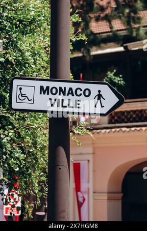 Monaco, Monaco - 25. Juni 2023: Wegweiser auf der Straße in Monaco Stockfoto