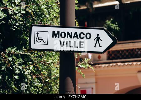 Monaco, Monaco - 25. Juni 2023: Wegweiser auf der Straße in Monaco Stockfoto