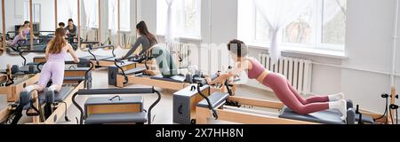 Verschiedene Frauen in Sportbekleidung, die Übungen machen. Stockfoto