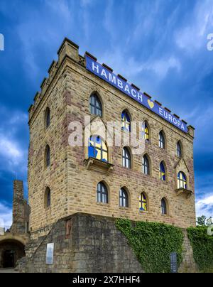 Das Hambacher Schloss mit einem transparent mit der Aufschrift Hambach Europa und gelbe Sternen auf blauem Grund in den Fenstern. Vom 23. bis 26. Mai 2024 wird dort und in der Altstadt von Neustadt a.d. Weinstraße das fest der Demokratie feiern. Änd. 27. Mai 1832 kam bis zu 30,000 Menschen auf dem Hambacher Schlossberg zusammen, um für ein geeintes Deutschland, politische Grundrechte und ein solidarisches verbundenes Europa eintreten. Wegen des 1832 dort ausgerichteten Hambacher Festes gilt es neben der Frankfurter Paulskirche als wichtiges Symbol der deutschen Demokratiebewegung. Neustadt Stockfoto