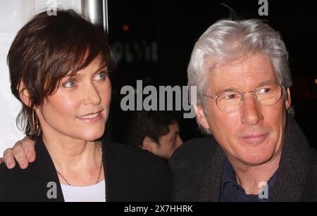 Carey Lowell und Richard Gere besuchen am 2. März 2010 im AMC Loews Lincoln Square Theatre in New York City die Premiere von „Brooklyn's Finest“ von Outure Films. Foto: Henry McGee/MediaPunch Stockfoto