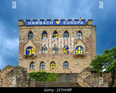 Das Hambacher Schloss mit einem transparent mit der Aufschrift Hambach Europa und gelbe Sternen auf blauem Grund in den Fenstern. Vom 23. bis 26. Mai 2024 wird dort und in der Altstadt von Neustadt a.d. Weinstraße das fest der Demokratie feiern. Änd. 27. Mai 1832 kam bis zu 30,000 Menschen auf dem Hambacher Schlossberg zusammen, um für ein geeintes Deutschland, politische Grundrechte und ein solidarisches verbundenes Europa eintreten. Wegen des 1832 dort ausgerichteten Hambacher Festes gilt es neben der Frankfurter Paulskirche als wichtiges Symbol der deutschen Demokratiebewegung. Neustadt Stockfoto