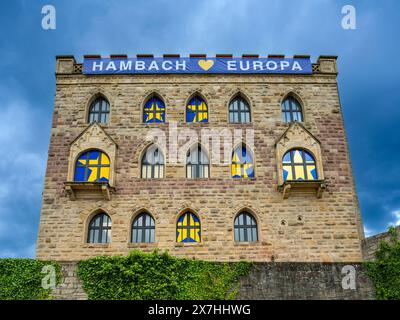 Das Hambacher Schloss mit einem transparent mit der Aufschrift Hambach Europa und gelbe Sternen auf blauem Grund in den Fenstern. Vom 23. bis 26. Mai 2024 wird dort und in der Altstadt von Neustadt a.d. Weinstraße das fest der Demokratie feiern. Änd. 27. Mai 1832 kam bis zu 30,000 Menschen auf dem Hambacher Schlossberg zusammen, um für ein geeintes Deutschland, politische Grundrechte und ein solidarisches verbundenes Europa eintreten. Wegen des 1832 dort ausgerichteten Hambacher Festes gilt es neben der Frankfurter Paulskirche als wichtiges Symbol der deutschen Demokratiebewegung. Neustadt Stockfoto