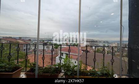 Fotos von Istanbul-Stadtpanorama, U-Bahn-Brücke und goldenem Hornwassereintritt durch ein Fenster während des bewölkten Frühlingstages Stockfoto