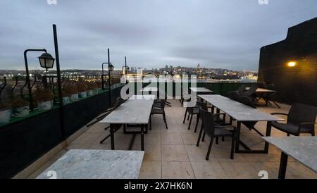 Fotos von Istanbul-Stadtpanorama, U-Bahn-Brücke und goldenem Horn-Wassereintritt von einem Dachcafé während des bewölkten Frühlingstages Stockfoto