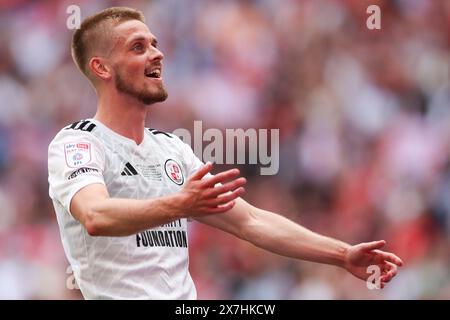 Ronan Darcy von Crawley Town feiert nach dem Play-off-Finale der Sky Bet League Two im Wembley Stadium in London. Bilddatum: Sonntag, 19. Mai 2024. Stockfoto