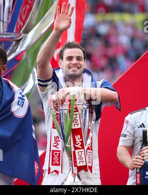 Crawley Town's Dion Conroy feiert mit der Trophäe nach dem Play-off-Finale der Sky Bet League 2 im Wembley Stadium, London. Bilddatum: Sonntag, 19. Mai 2024. Stockfoto