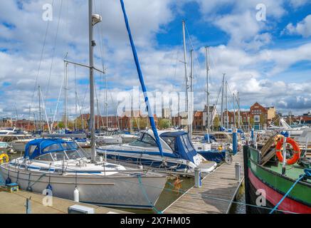 Hull Marina mit Hull Minster in der Ferne, Kingston upon Hull, Yorkshire, England, Großbritannien Stockfoto