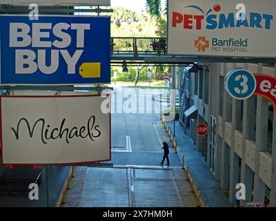 Miami, Florida, Vereinigte Staaten - 6. April 2024: Person zu Fuß in Richtung der Geschäfte des Dadeland Station Shopping Mall. Nur redaktionelle Verwendung. Stockfoto