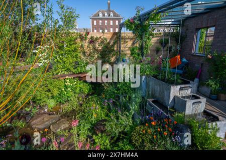 Royal Hospital, Chelsea, London, Großbritannien. Mai 2024. Presse- und VIP-Tag der RHS Chelsea Flower Show 2024 ist vom 21. Mai bis 25. Mai für die Öffentlichkeit geöffnet. Bild: Sanctuary Garden, Flood Re: The Flood Resilient Garden, der Garten wurde entworfen, um ein ansprechendes, angenehmes und wunderschönes Gebiet zu sein, und um das Hochwasserrisiko zu reduzieren und sich schnell nach Zeiten von starken Regenfällen zu erholen, entworfen von Naomi Slade & Dr. Ed Barsley. Quelle: Malcolm Park/Alamy Live News Stockfoto