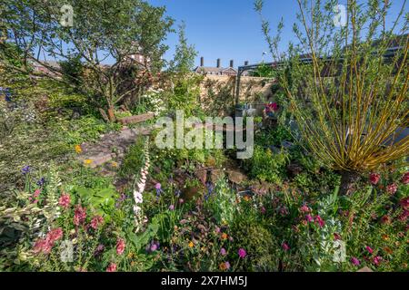 Royal Hospital, Chelsea, London, Großbritannien. Mai 2024. Presse- und VIP-Tag der RHS Chelsea Flower Show 2024 ist vom 21. Mai bis 25. Mai für die Öffentlichkeit geöffnet. Bild: Sanctuary Garden, Flood Re: The Flood Resilient Garden, der Garten wurde entworfen, um ein ansprechendes, angenehmes und wunderschönes Gebiet zu sein, und um das Hochwasserrisiko zu reduzieren und sich schnell nach Zeiten von starken Regenfällen zu erholen, entworfen von Naomi Slade & Dr. Ed Barsley. Quelle: Malcolm Park/Alamy Live News Stockfoto