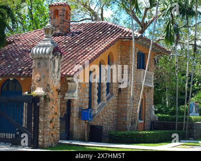 Miami, Florida, USA - 6. April 2024: El Jardin in Coconut Grove. Haus aus 1918. Architekt Richard Kiehnel. Nur für redaktionelle Zwecke. Stockfoto