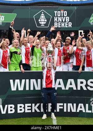 Tilburg, Niederlande. Mai 2024. TILBURG - Sherida Spitse von Ajax zeigt den KNVB-Cup ( Regina van Eijk, Roos van der Veen, Soraya Verhoeve, Jonna van de Velde, Romee Leuchter, Sherida Spitse, Nikita Tromp, Nadine Noordam, Ashleigh Weerden, Isabelle Hoekstra, Lois Nienhuis, Chasity Grant, Danique Noordman, Bente Jansen, Milicia Keijzer, Tiny Hoekstra, Lily Yohannes, Rosa van Gool, Quinty Sabajo, Lotte Keukelaar, Daliyah de Klonia, Kay Lee de Sanders, Isa Kardinaal, Deau den Turk, Fleur Huisman, Danique Tolhoek, Dionne van der Vliet, Dionne van der Wal, Suus van der Weide, Lisa Stengs, Coac Stockfoto