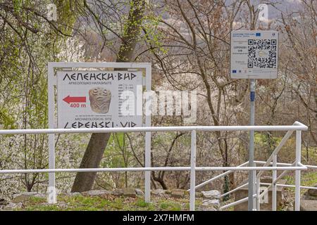 Donji Milanovac, Serbien - 14. März 2024: Schild mit Informationstafel am Eingang zur archäologischen Stätte Lepenski Vir aus der mesolithischen Zeit Historic Landm Stockfoto