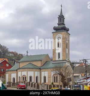 Donji Milanovac, Serbien - 14. März 2024: Serbisch-orthodoxe Kirche St. Nikolaus bewölkter Frühlingstag in der Stadt. Stockfoto