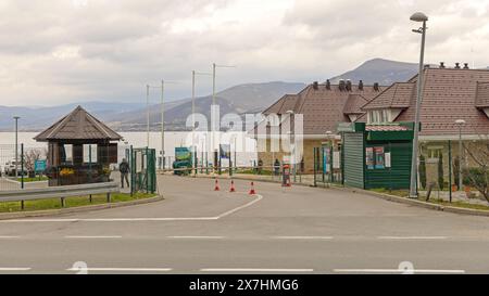 Golubac, Serbien - 14. März 2024: Eingangstor zur Festung Golubac am Donaufluss Historisches Wahrzeichen Frühlingstag. Stockfoto