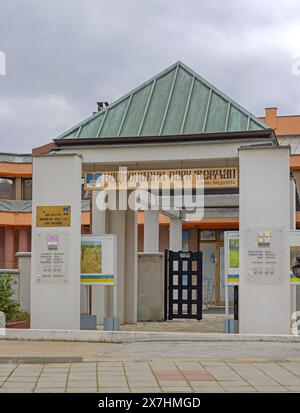 Donji Milanovac, Serbien - 14. März 2024: Eingang zum Souvenirladen und Besucherzentrum des Public Enterprise National Park Djerdap. Stockfoto