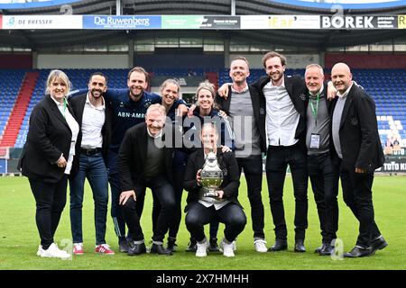 Tilburg, Niederlande. Mai 2024. TILBURG - die Stabsführung und Führung der Ajax-Frauen mit Ajax-Trainerin Suzanne Bakker (m Hocken) während des TOTO KNVB Cup Endspiels für Frauen zwischen Ajax und Fortuna Sittard im King Willem II Stadion am 20. Mai 2024 in Tilburg, Niederlande. ANP GERRIT VAN COLOGNE Credit: ANP/Alamy Live News Stockfoto