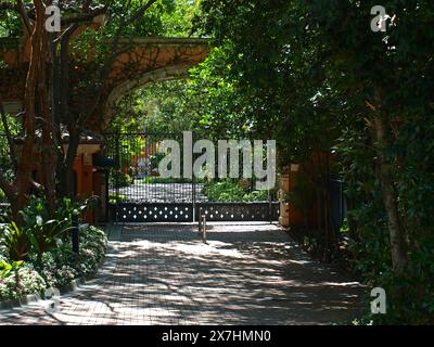 Miami, Florida, Vereinigte Staaten - 6. April 2024: Luxuriöser Eingang in der Nachbarschaft von Coconut Grove. Nur für redaktionelle Zwecke. Stockfoto