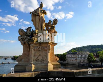 Prag, Tschechische Republik - 10. Mai 2024: Isolierter Blick auf das Denkmal des hl. Franziskus Borgia aus dem 18. Jahrhundert mit zwei Engeln. Karlsbrücke. Moody, Overcas Stockfoto