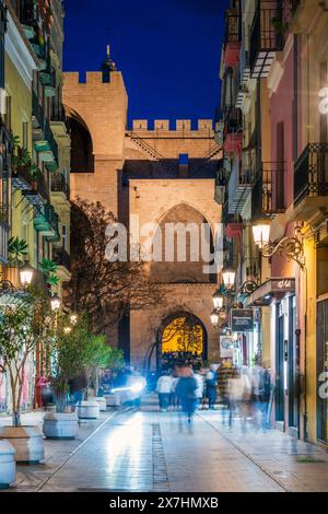 Straße in der Altstadt mit Torres de Serranos (Serranos Towers) im Hintergrund, Valencia, Spanien Stockfoto