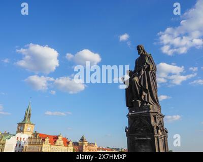 Prag, Tschechische Republik - 10. Mai 2024: Statue des Heiligen Josef, der Heiligen Anne, der Jungfrau Maria und des Kindes auf der Karlsbrücke. Der Bau wurde von finanziert Stockfoto