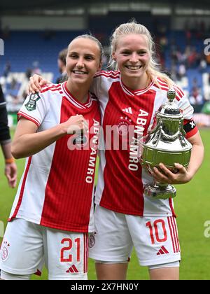 Tilburg, Niederlande. Mai 2024. TILBURG - (l-r) Rosa van Gool von Ajax, Nadine Noordam von Ajax mit dem KNVB Cup beim TOTO KNVB Cup Finale für Frauen zwischen Ajax und Fortuna Sittard im King Willem II Stadion am 20. Mai 2024 in Tilburg, Niederlande. ANP GERRIT VAN COLOGNE Credit: ANP/Alamy Live News Stockfoto