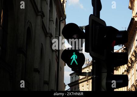 Prag, Tschechische Republik - 10. Mai 2024: Figur eines grünen Mannes an einer Fußgängerampel Stockfoto