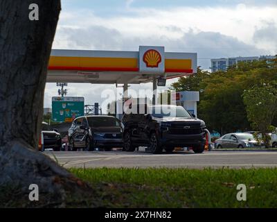 Miami, Florida, USA - 6. April 2024: Fahrzeuge in einer Shell-Tankstelle in South Miami. Nur für redaktionelle Zwecke. Stockfoto