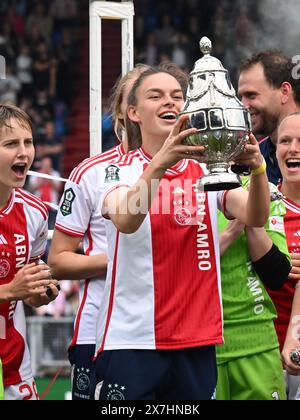 Tilburg, Niederlande. Mai 2024. TILBURG - Romee Leuchter von Ajax mit dem KNVB Cup beim TOTO KNVB Cup Finale für Frauen zwischen Ajax und Fortuna Sittard im Stadion Koning Willem II am 20. Mai 2024 in Tilburg, Niederlande. ANP GERRIT VAN COLOGNE Credit: ANP/Alamy Live News Stockfoto