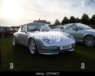 Silber 1995 Porsche 911 Carrera 4 auf dem Banbury Car & Bike Meet im Mai 2024. Stockfoto