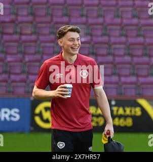 Tynecastle Park Edinburgh.Scotland.UK.18th May 2024 Hearts vs Rangers. Spiel Mit Der Premiership. Hearts Aidan Denholm kommt zum Rangers-Spiel Stockfoto